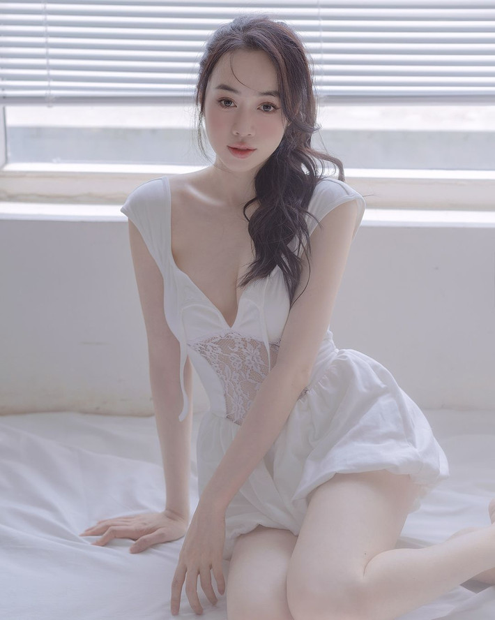 Cô nàng có thể cân được mọi phong cách từ quyến rũ đến ngây thơ, từ năng động đến đằm thắm, dịu dàng.