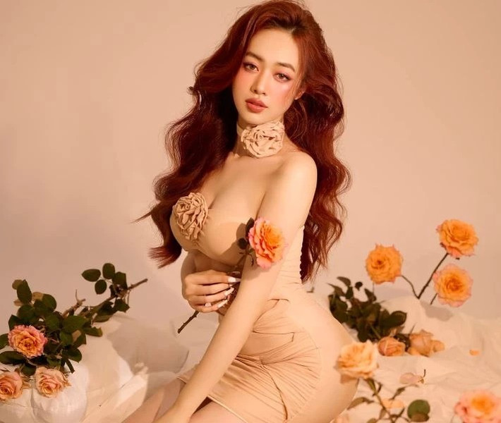 Sau nhiều năm nổi lên nhờ "nóng cùng EURO", Hằng Habi vẫn sở hữu nhan sắc ngọt ngào, ấn tượng.