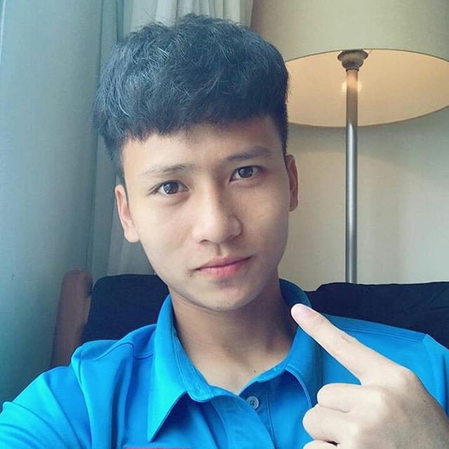 Dương Tùng Lâm (sinh ngày 22/5/1999) quê ở huyện Đông Anh, Hà Nội. Hiện tại, anh chàng đang chơi cho CLB Hồng Lĩnh Hà Tĩnh.