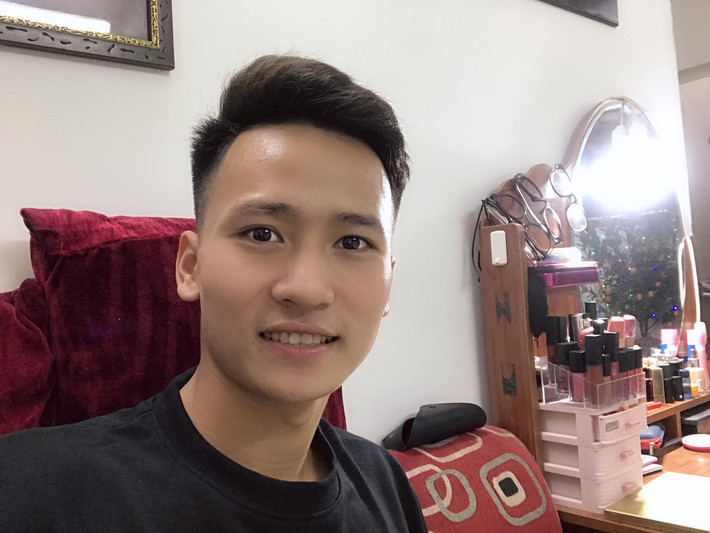 Bên cạnh chuyên môn tốt, thủ môn người Hà Nội còn sở hữu vẻ ngoài điển trai, thư sinh có phần "ngố tàu" rất đáng yêu. Với ngoại hình của mình, Tùng Lâm chính thức được hội người hâm mộ liệt kê vào danh sách "cầu thủ đẹp trai tại Đông Anh" cùng với Quang Hải, Duy Mạnh,...