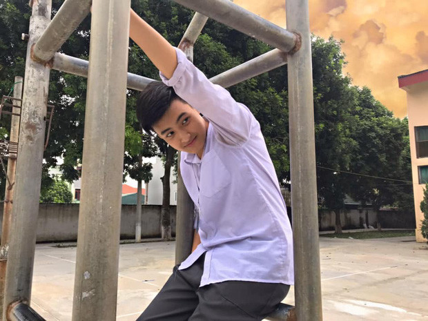 Dù mới chỉ 17 tuổi nhưng Đức Cương đã cao 1m80. Với chiều cao này, cậu chàng được nhiều các "chị" khuyên có thể thử sức với công việc làm mẫu ảnh. Tất nhiên, đang ở lứa tuổi dậy thì, việc hot boy 2k3 có thể cao hơn thế là điều bình thường.