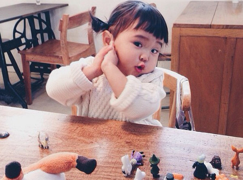 Cô bé Nao-chan. Cô bé 2 tuổi, Nao-chan rất ấn tượng với làn da trắng, má phính ửng hồng, tóc mái hỉ nhi và gương mặt luôn có những biểu cảm cực kỳ đáng yêu.