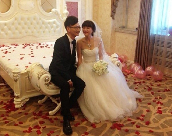 Kết hôn với mẹ bạn thân: Chú rể có tên là Zhang Chao và cô dâu là Liu Fei. Hai người quen nhau khi Zhang học đại học chung với con trai của Liu Fei là Wu Qing. Do Liu Fei và Wu Qing hay xảy ra mẫu thuẫn nên cậu Zhang phải hòa giải giữa 2 mẹ con. Dần dần, nói chuyện nhiều nảy sinh tình cảm và tiến đến hôn nhân.