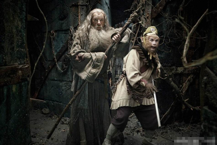 Gandalf cùng Tôn Ngộ Không đang sẵn sàng tư thế chiến đấu.