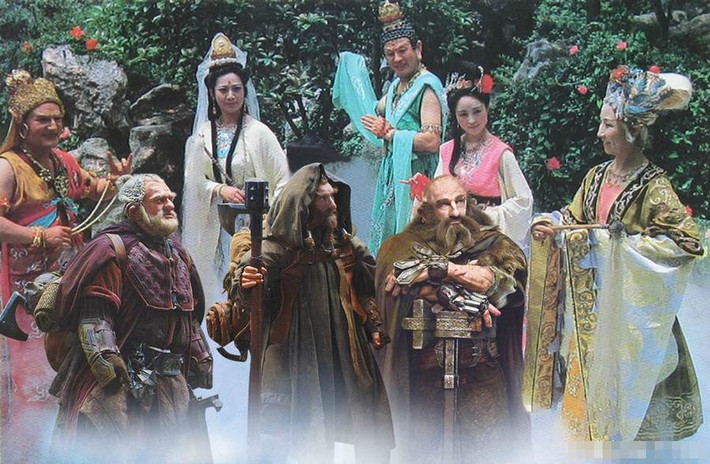 Những nhân vật chủ chốt, cao cao tại thượng của hai bộ phim đang đàm đạo.
