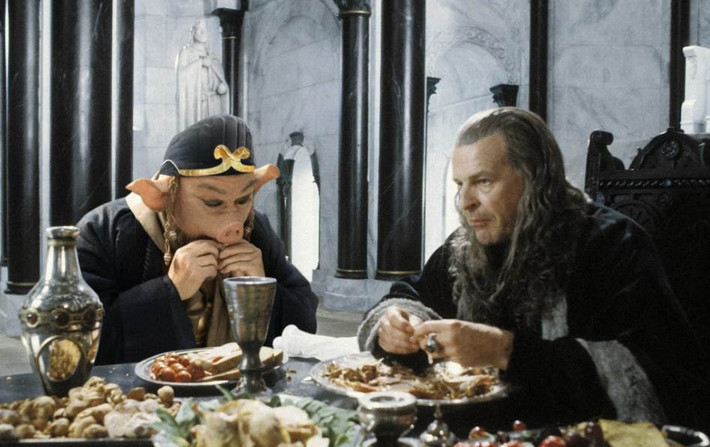 Denethor đang dùng bữa với nhị sư huynh Trư Bát Giới.