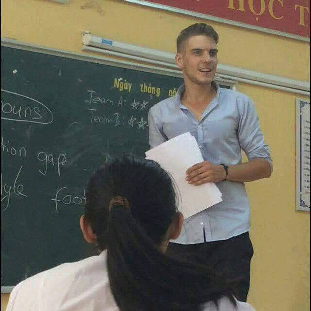 Khi nhắc tới những thầy giáo Tây điển trai chắc chắn không thể không kể tên thầy Benjamin Jilli, giáo viên môn tiếng Anh của trường THPT Cầu Giấy, Hà Nội.