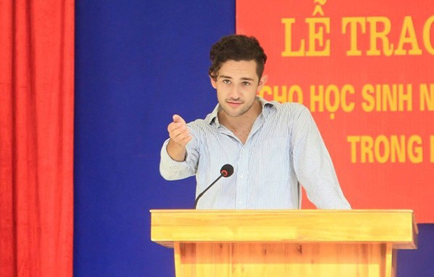 Khuôn mặt điển trai, mái tóc xoăn bồng bềnh, dáng người cao cùng nụ cười duyên khiến thầy giáo Tây Josh London, dạy tiếng Anh trường THPT chuyên Tuyên Quang nổi như cồn trên mạng xã hội trong một thời gian dài.