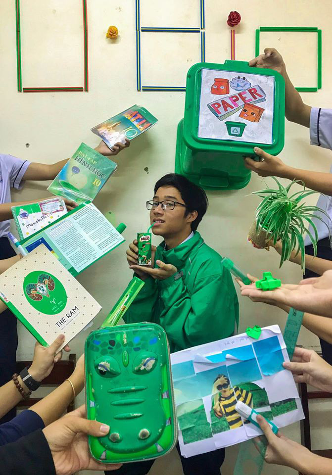 "Giận tím màu" là trào lưu mới xuất hiện gần đây nhưng lại có sức ảnh hưởng cực kỳ lớn. Người "đu trend" sẽ ăn mặc ton-sur-ton với các đồ vật xung quanh và tạo dáng hài hước, vậy là xong.