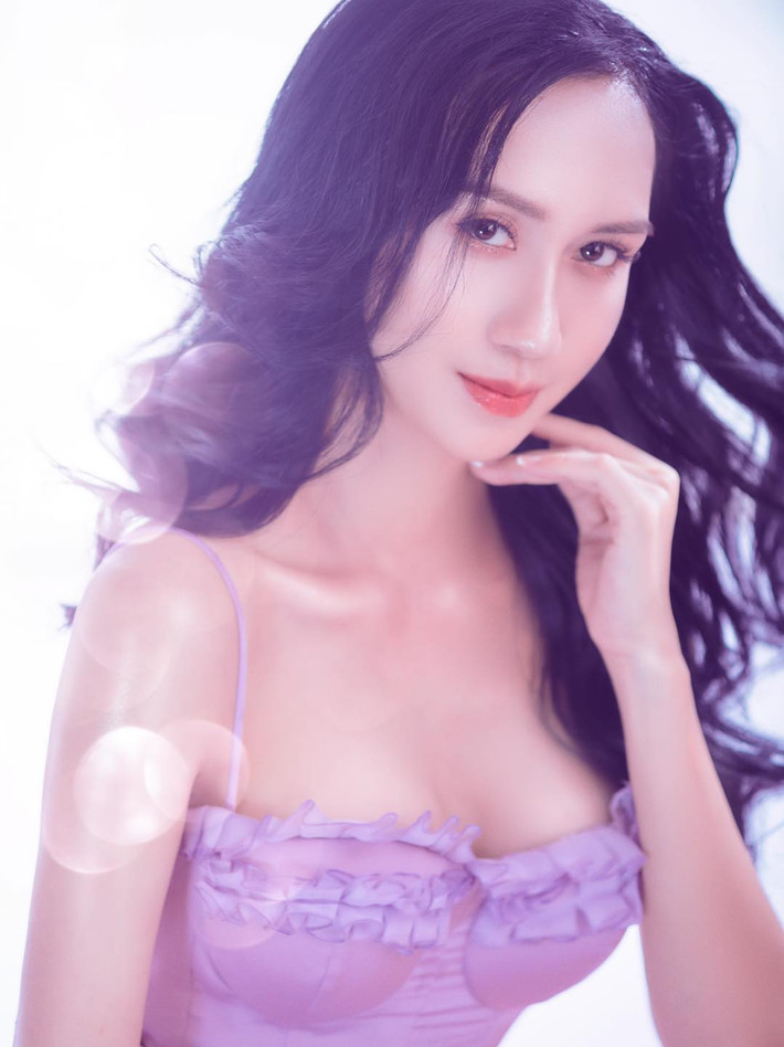 Mới đây, Lynk Lee khiến hội chị em phải nín thở vì tung bộ ảnh quá nóng bỏng theo tone chủ đạo "tím lịm tìm sim". Theo đó, bộ ảnh này được lấy cảm hứng từ phong cách "thần tiên tỉ tỉ".