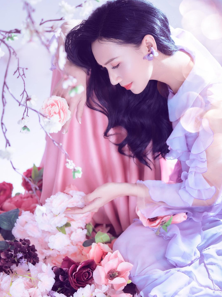 Có thể thấy, đường nét nữ tính ngày càng hiện rõ nét trên cơ thể cô nàng. Ngay bên dưới bài đăng, nhiều khán giả đã ngợi khen vẻ đẹp hiện tại của Lynk Lee là màn lột xác quá ngoạn mục.