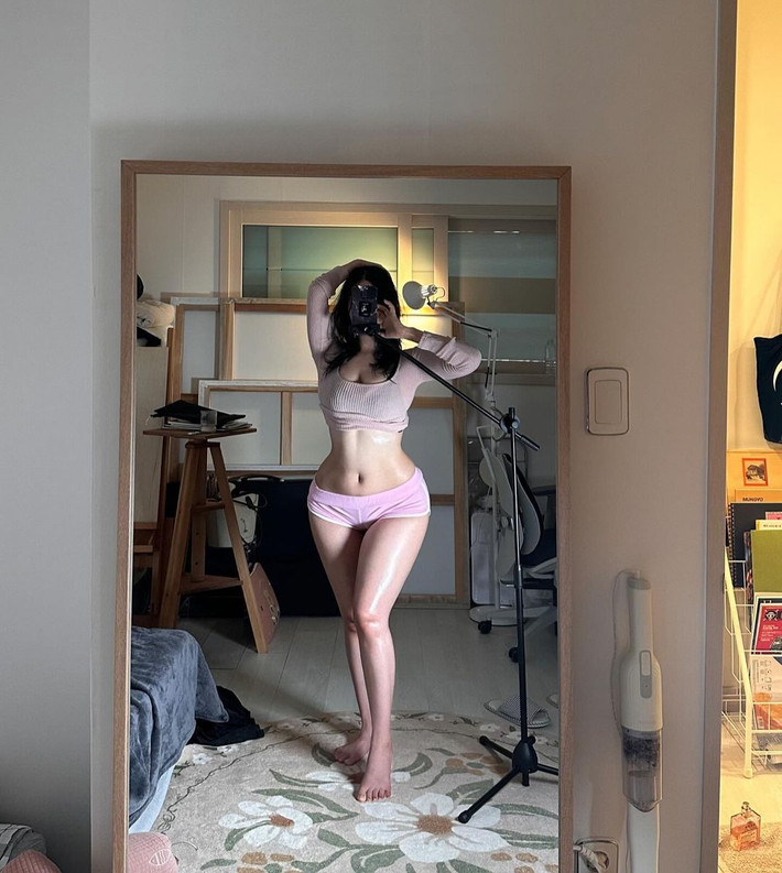 Không ít lần cô vướng phải nghi vấn can thiệp dao kéo vòng 3 để có được body như hiện tại, tuy nhiên trước thông tin này cô nàng đều giữ im lặng.