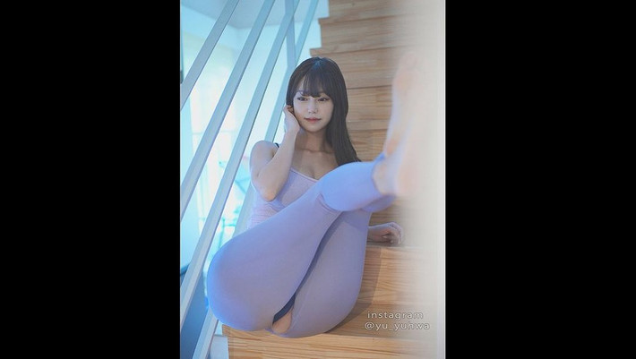 Nhận biết được đó là lợi thế của bản thân, Yuyuhwa rất chăm chỉ chụp những tấm hình với góc chụp khoe trọn bờ mông căng tràn.