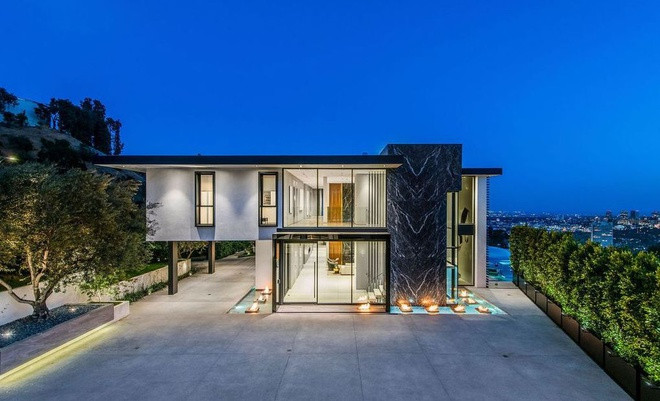 Biệt thự hiện đại này được hoàn thành vào năm 2017, có diện tích hơn 930m2 với 5 phòng ngủ và 8 phòng tắm, được rao bán lần đầu với giá 44 triệu USD.