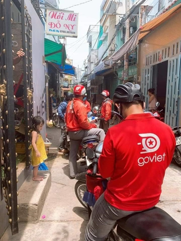 Theo thông tin được chia sẻ, số điện thoại 078 6726XXX cùng lúc đặt hàng chục đơn hàng trên ứng dụng ship đồ ăn tới địa chỉ 93/43 đường số 14 phường Bình Hưng Hòa A, quận Bình Tân.