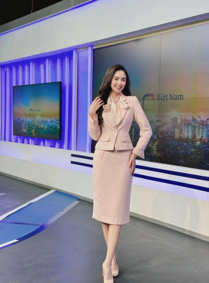 Mỹ nhân sinh năm 1990 còn có phong cách ăn mặc sành điệu, ấn tượng. Cô cũng sở hữu shop thời trang cho riêng mình