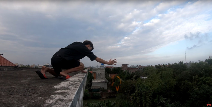 Mặc dù có nội dung vô cùng nguy hiểm nhưng video không hề có khuyến cáo hoặc dán nhãn cấm trẻ em. Kênh của NTN hiện có rất nhiều trẻ em theo dõi, nếu xem được và học làm theo thì hậu quả sẽ khó lường.