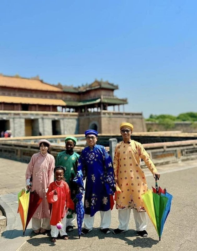 Đến thăm hoàng thành xưa, cả team Quang Linh diện áo dài truyền thống của Việt Nam. Đặc biệt Lôi con cũng lần đầu tiên được mặc chiếc áo dài, đi guốc mộc. Cậu bé mặc chiếc áo dài màu đỏ, cổ đeo vòng ngọc trai, đầu đội mấn, tay cầm quạt.