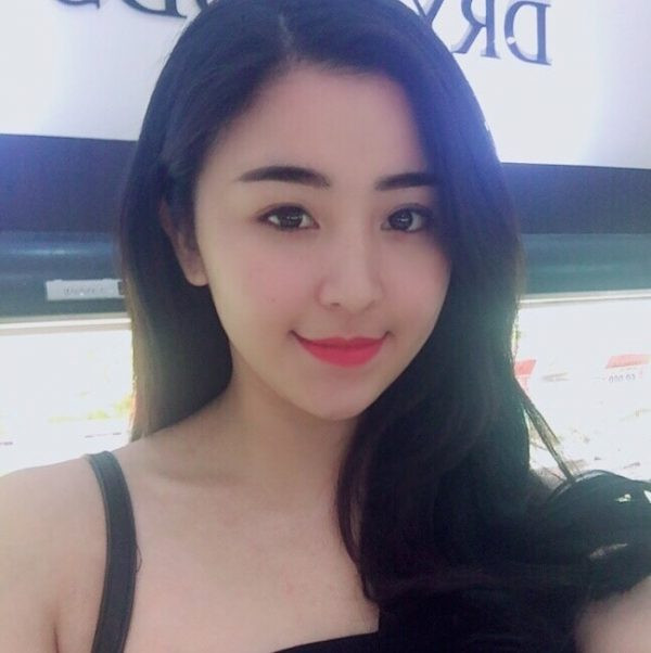 Kể từ sau khi nổi tiếng, quán bánh tráng trộn của Chi luôn nườm nượp khách vì tò mò, muốn chiêm ngưỡng dung nhan thật của bà chủ hot girl.