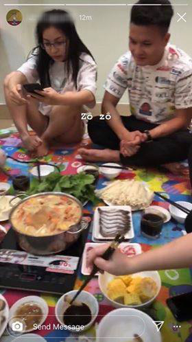 Mới đây, trên trang cá nhân của một người bạn, Nhật Lê và Quang Hải lộ khoảnh khắc ngồi cạnh nhau gây chú ý. Đặc biệt hơn, hot girl Quang Nam xuất hiện với ngoại hình xuề xoà, kém sắc, đầu tóc rối bù như vừa mới ngủ dậy khác hẳn với những tấm ảnh mà cô nàng tự đăng tải trên trang cá nhân.