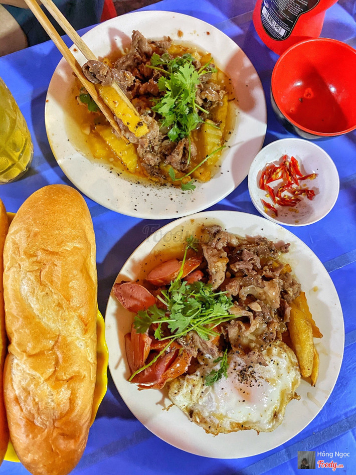 Bánh mì tái lăn cũng là một món nên thử dành cho team không thích ăn đồ nước. Vị thơm mềm mại của thịt bò tái lăn cùng với topping đầy đặn và nước sốt thần thánh sẽ thỏa mãn cơn đói bụng ngay lập tức.