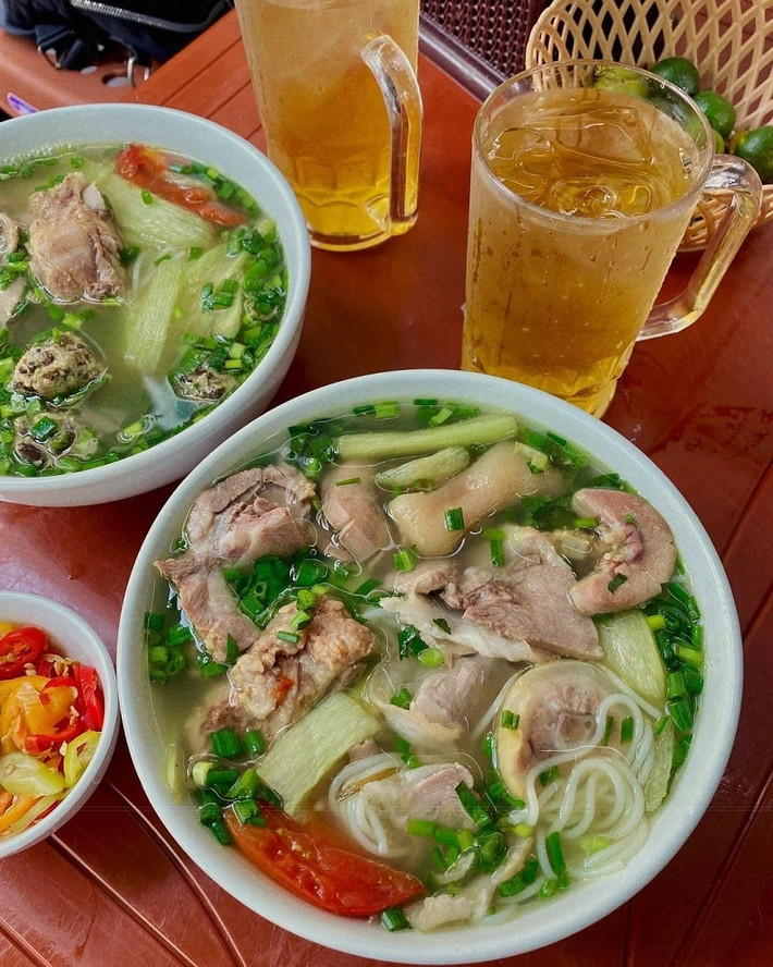 Bún dọc mùng Hà Nội còn có tên gọi khác là bún bung hay bún “ngứa lưỡi”. Món ăn ghi điểm bởi nước dùng thanh nhẹ, màu sắc bắt mắt, thịt chân giò, mọc đều mềm ngọt rất dễ thưởng thức nên rất được lòng các bạn trẻ.