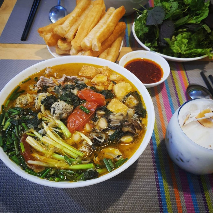 Rất dễ để tìm thấy một quán bún ốc ở đâu đó quanh Hà Nội bởi sự thân thuộc của nó nên đây là một trong những món ăn đắt hàng nhất khi đêm xuống. Một tô bún ốc thập cẩm đầy đủ topping sẽ nạp thêm năng lượng để giúp bạn tiếp tục chạy deadline xuyên đêm. Một số quán bún ốc đêm có thể kể tên như ngõ Đại Đồng, Bạch Mai...