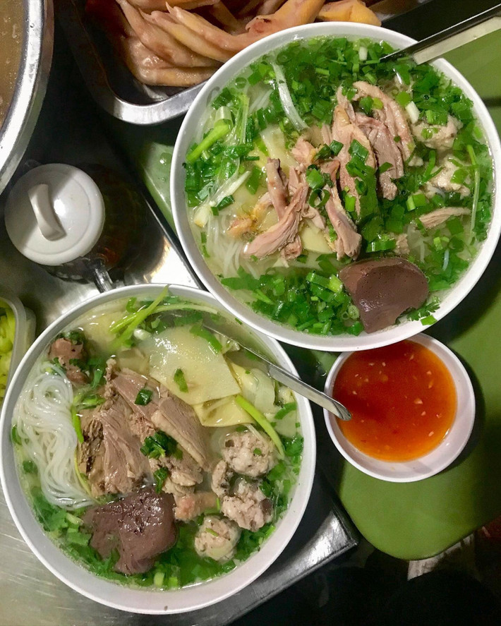 Miến ngan sẽ là một gợi ý mới mẻ nếu như bạn đã quá quen với phở hoặc bún. Thịt ngan mềm mọng kết hợp với nước dùng béo ngậy, chấm cùng nước sốt chua ngọt sẽ làm say đắm những thực khách yêu thích món ăn này.