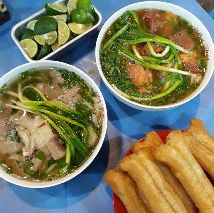 Phở là một trong những món ăn được nhiều người ưa chuộng bởi hương vị và sự tiện lợi của nó. Tô phở nóng hổi với nước dùng từ xương cùng với miếng thịt gà hoặc bò thơm mềm tạo nên một bữa ăn vừa ấm vừa no bụng. Rất nhiều quán phở đêm Hà Nội nổi tiếng có thể kể đến như Phở Thật (Trần Quang Khải), phở gánh Hàng Bạc...