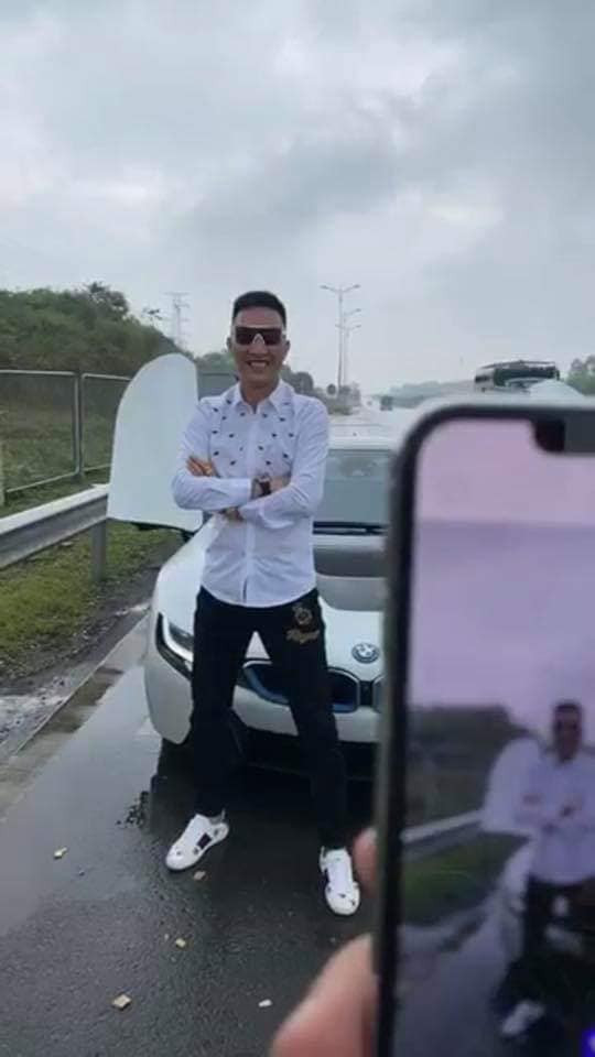 Mới đây, trên một diễn đàn lớn mạng xã hội có đăng tải bài viết về việc Huấn Hoa Hồng ngang nhiên dừng đỗ xe trên cao tốc Hà Nội - Thái Nguyên để chụp ảnh "sống ảo".