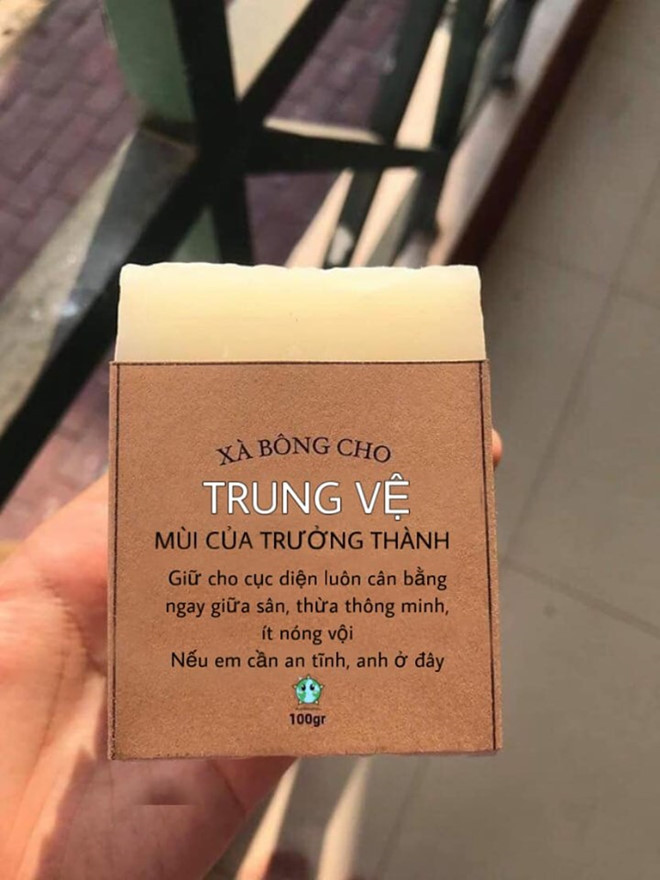 Với vị trí trung vệ, tác giả bộ ảnh miêu tả: "Mùi của trưởng thành".