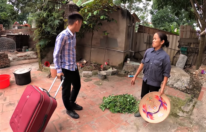 Bên cạnh đó, nhiều người cũng bình luận clip diễn quá lố, không có người mẹ nào không nhận ra con mình, việc đuổi đánh con trai cuối clip cũng đã qúa nhạt nhẽo.