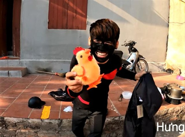 Mới đây, con trai Bà Tân Vlog là Hưng Vlog lại tiếp tục nhận phải "cơn mưa gạch đá" của cộng đồng mạng khi hoá thành "ăn mày mặt đen" để doạ mẹ.
