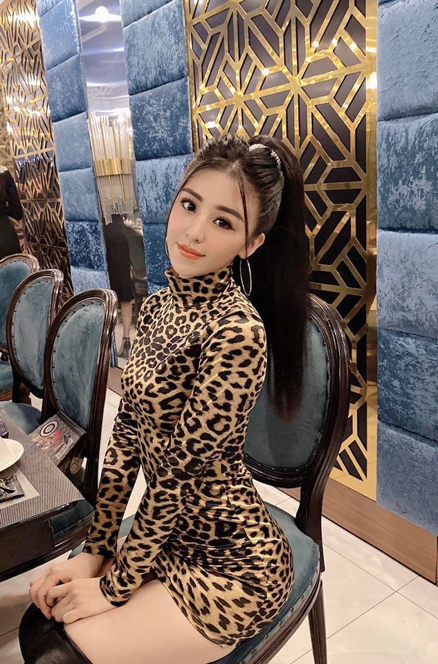 9X đến từ Đà Lạt cho biết việc thay đổi cách ăn mặc và trang điểm đậm là do có một thời gian làm mẫu ảnh cho chị họ. Việc bị nhiều người trên mạng bình luận "ăn mặc gợi cảm", "hở hang",... Chi cho rằng đó là nhận xét thiếu khách quan.