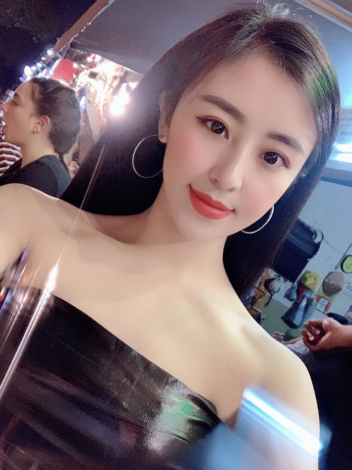 Ở loạt ảnh này, hot girl bánh tráng trộn năm nào trở thành cô gái sành điệu, tự tin diện những trang phục hở hang khi đi bar. Ngay lập tức khoảnh khắc này đã thu hút sự chú ý.