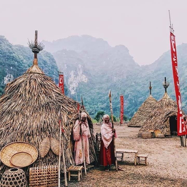 Phim trường Kong - Đảo đầu lâu được phục dựng từ năm 2017, tái hiện khung cảnh một làng dân da đỏ với 40 túp lều cỏ đã từng là bối cảnh quay bộ phim bom tấn Kong – Skull Island. Địa điểm này đã được quy hoạch thành một tuyến du lịch thu hút hàng trăm ngàn lượt khách trong nước và quốc tế 2 năm qua.