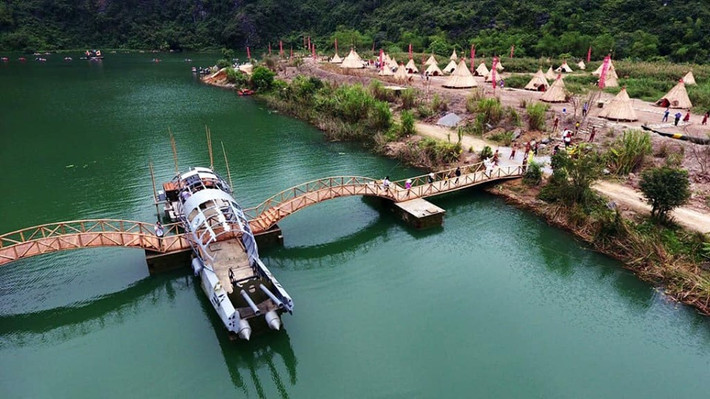 Việc tháo dỡ phim trường Kong sẽ bắt đầu vào sáng ngày 20/9, lý do việc tháo dỡ là để đảm bảo sự phát triển bền vững của khu du lịch sinh thái Tràng An. Đây là một điểm du lịch thu hút khách, nhưng không nằm trong danh mục di sản.