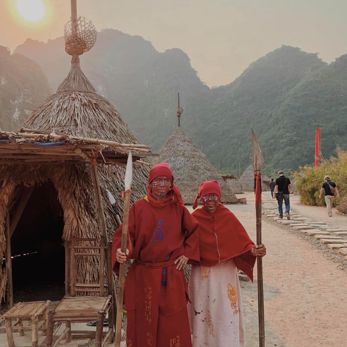 Toàn cảnh phim trường Kong được tạo dựng nên bởi một làng người da đỏ ngày giữa Tràng An. Những túp lều khổng lồ của người da đỏ làm biến dạng khu di tích lịch sử thuần Việt, không có liên quan gì đến danh thắng văn hóa Tràng An.