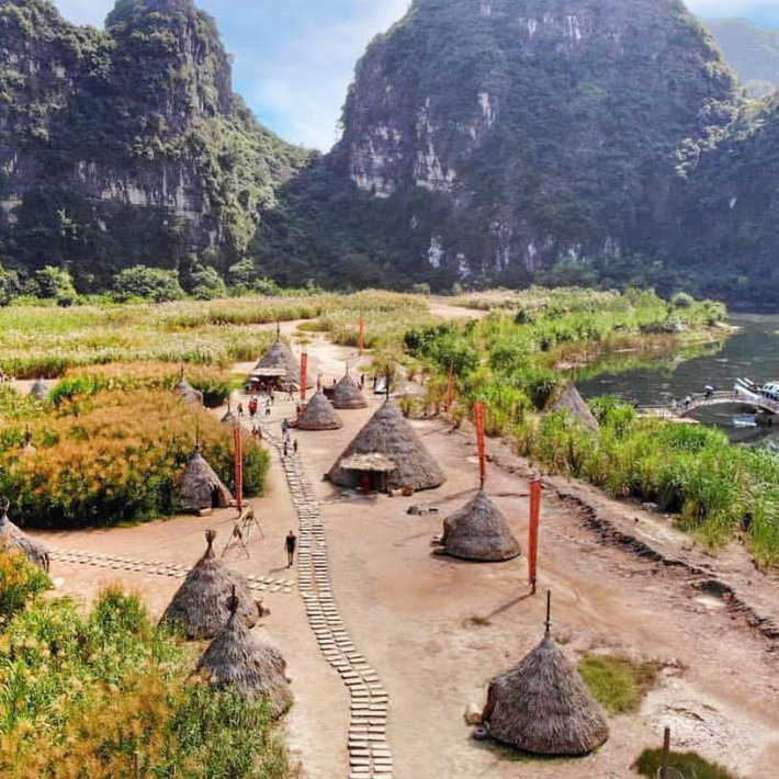 Theo khuyến nghị của UNESCO, Ban quản lý khu du lịch sinh thái Tràng An sẽ phối hợp với các đơn vị liên quan tiến hành tháo dỡ phim trường Kong (Kong – Skull Island) thuộc Quần thể danh thắng Tràng An.