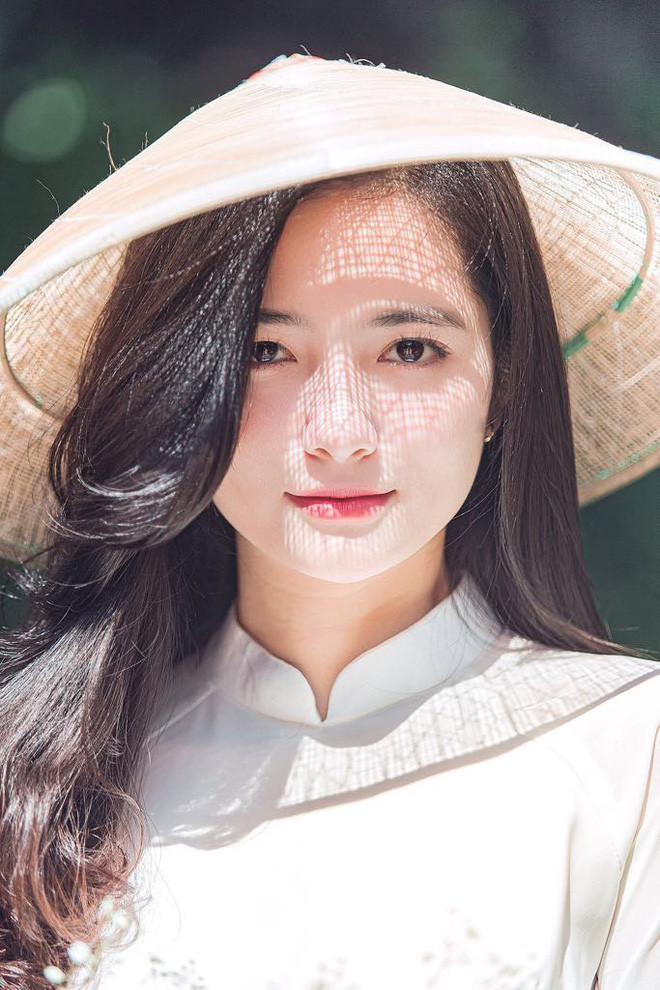 "Mình rất thích mặc áo dài, mọi người còn nói rằng mình sinh ra để chụp với áo dài nữa" - Dương Thị Thành hào hứng cho biết.