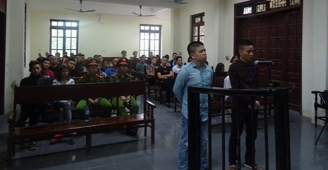 Tại tòa, bị cáo Tuyền khai nhận hành vi phạm tội như cáo trạng truy tố. HĐXX tuyên Tuyền 26 tháng tù về tội Gây rối trật tự công cộng, 6 tháng tù về tội Hủy hoại tài sản.