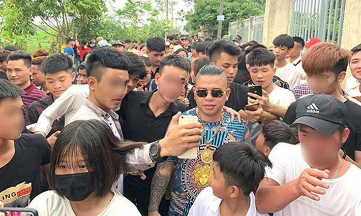 Thấy vậy, anh Hùng (bạn Tuyền) nhặt lên, đưa lại cho chủ nhân rồi quay sang trách bạn mình. Trong lúc nóng giận, Hùng lấy chai bia đánh vào trán Tuyền và xô xát xảy ra. Tuyền bỏ về nhà lấy khẩu súng, vật giống hình lựu đạn vừa đi, vừa chửi. Khi đi đến ngã 3 phố Nhà Chung (TP Bắc Ninh), Tuyền giơ súng lên trời bắn 3 phát. Người dân gần đó lao vào giằng súng, vật giống hình lựu đạn, “thánh chửi” tiếp tục rút dao và chửi bới.