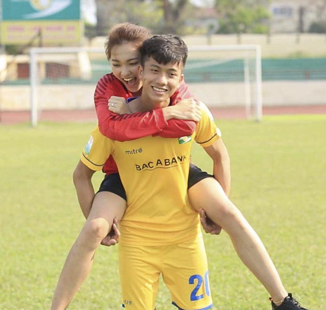 Văn Đức - Ngọc Nữ cũng là cặp đôi đẹp của làng bóng chia tay trong năm 2019. Cả hai từng có thời gian yêu nhau mặn nồng, Ngọc Nữ cũng thường xuyên xuất hiện trên khán đài cổ vũ người yêu thi đấu.