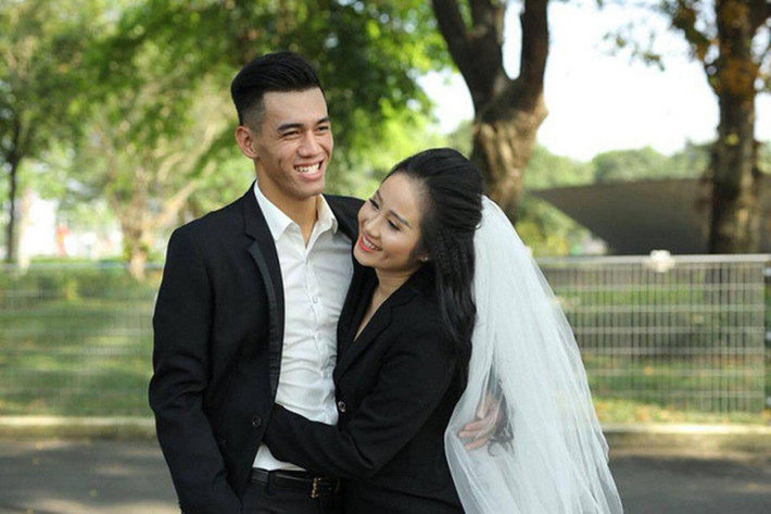 Thế nhưng vào tháng 11, anh chàng bất ngờ xoá hết tất cả ảnh chung với Ngọc Quyên trên trang Facebook cá nhân và dừng tương tác với bạn gái. Bản thân giáo viên dạy múa cũng không trả lời những bình luận liên quan đến Tiến Linh trên mạng xã hội.