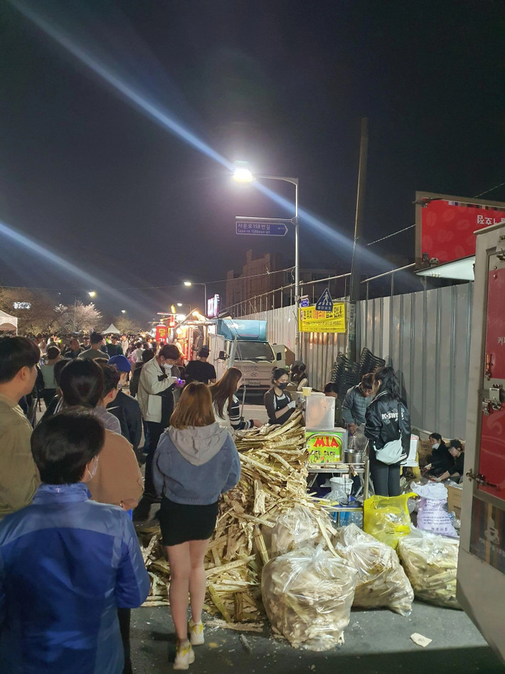 Cách đây vài ngày, khi Hàn Quốc mở lễ hội hoa anh đào, chị Phương nổi hứng đem 2 chiếc máy ép mía ra bán ở khu vực lễ hội. Quầy hàng giản dị với vài chiếc bàn, chiếc ghế nhỏ bỗng thu hút sự hiếu kỳ của nhiều người.