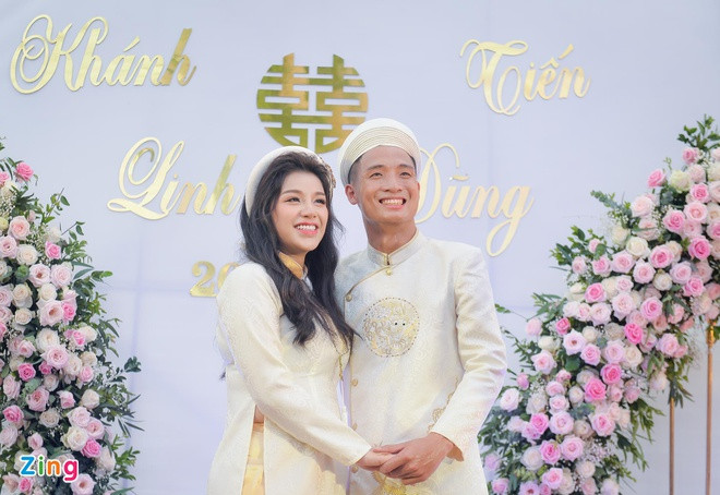 Sau 9 tháng công khai chuyện tình cảm, trung vệ Bùi Tiến Dũng tổ chức lễ đính hôn với bạn gái Khánh Linh vào tháng 6 năm ngoái. Trong buổi tiệc diễn ra tại Bắc Ninh - quê nhà cô dâu, nàng WAGs trang điểm nhẹ nhàng và để lộ bụng bầu khá lớn. 4 tháng sau lễ ăn hỏi, vợ chồng Tiến Dũng đón con gái đầu lòng, đặt biệt danh bé là Sushi. Hai người tiết lộ sẽ làm lễ cưới vào năm nay. Ảnh: Việt Hùng.