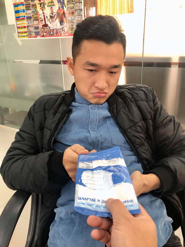 Dù không mấy vui vẻ khi được lì xì khẩu trang nhân dịp đầu xuân năm mới nhưng nghĩ đến virus corona lại sợ mà miễn cưỡng nhận cho người tặng vui. Ảnh: Nam Nguyễn.