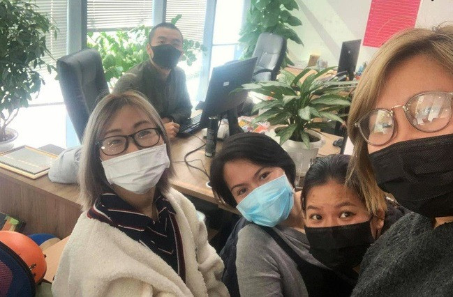Nhận được khẩu trang, nhân viên còn vui vẻ, hài hước chụp hình kỷ niệm hơn là nhận được phong bao chứa tiền mặt.
