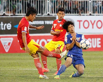 Do phương tiện truyền hình ở VN thiếu thốn nên không cận cảnh được các hành vi trên sân của cầu thủ, dẫn đến việc nhiều cầu thủ hay giở trò bẩn này. (Ảnh chỉ mang tính minh họa)