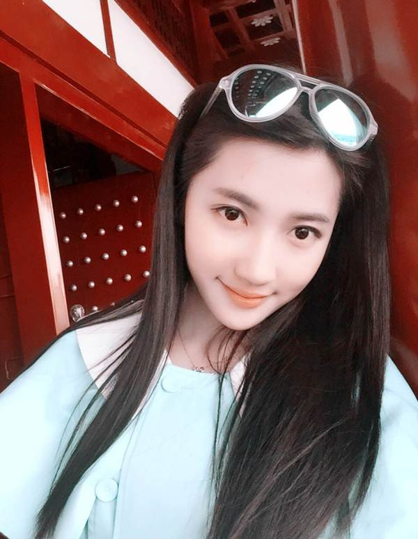 Tuy chuyên ngành là kỹ thuật khô khan nhưng Dương Nhã Văn lại đặc biệt có năng khiếu ca hát, nhảy múa, thậm chí cả hội họa và diễn xuất, dẫn chương trình.
